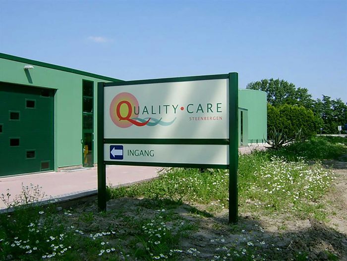 Grootformaat gevelreclamebord met duurzame bedrukking.